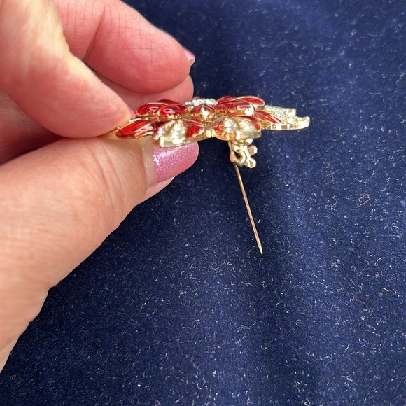 Brooch vintage red poinsettia gold tone with crystal accents makers mark CN - Picture 8 of 9